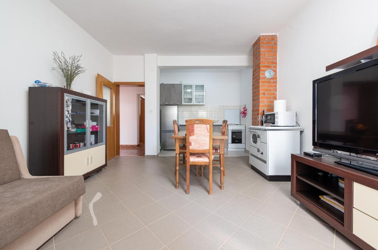 Apartmani Mila Gornji Karin Exterior photo