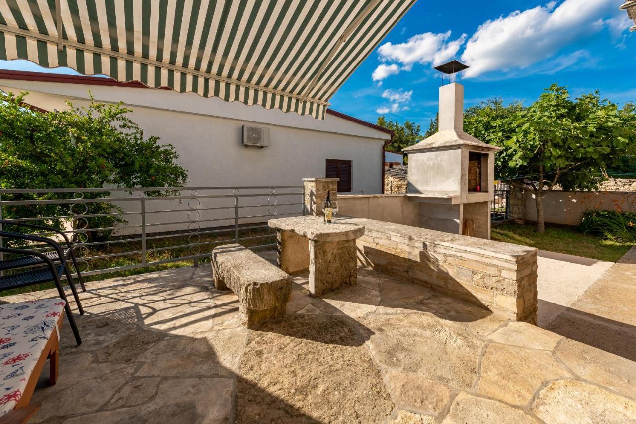 Apartmani Mila Gornji Karin Exterior photo