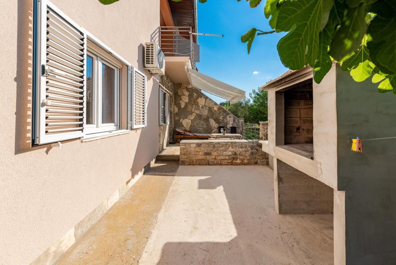 Apartmani Mila Gornji Karin Exterior photo